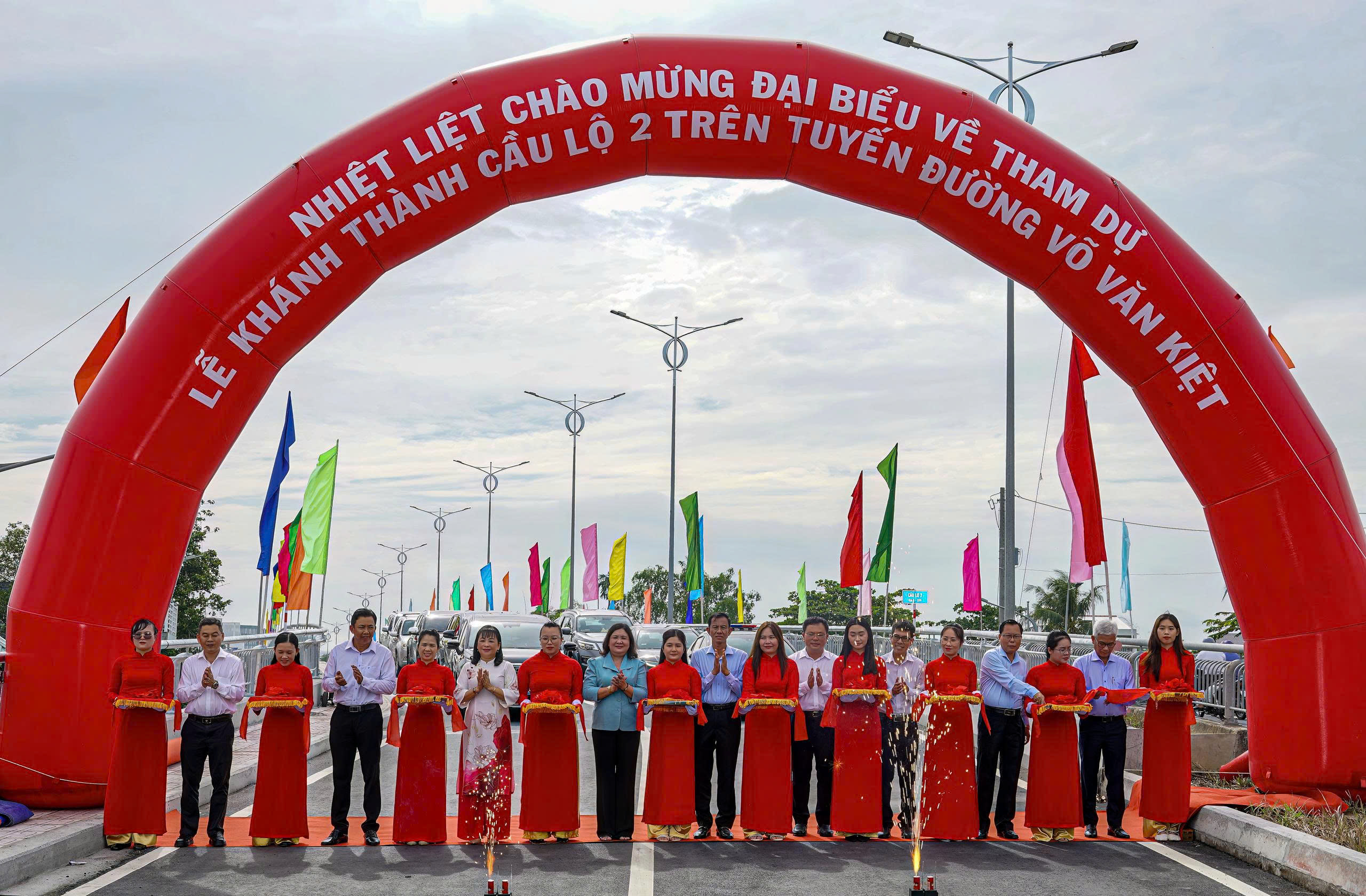 Khánh thành cầu Lộ 2 trên tuyến đường Võ Văn Kiệt (đoạn từ đường Mậu Thân, phường Phước Hậu đến đường Nguyễn Huệ, phường Long Châu), tỉnh Vĩnh Long